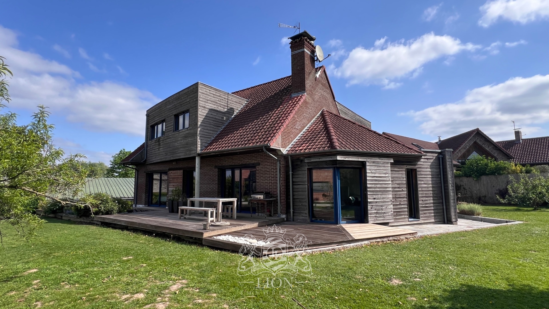 Maison individuelle semi plain pied escavee avec hangar Photo 1 - Le Lion Immobilier
