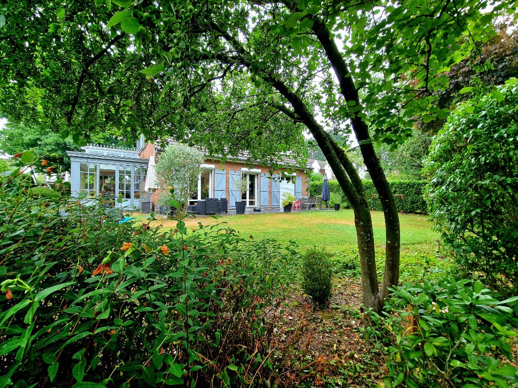 Belle maison individuelle jardin arbore et double garage