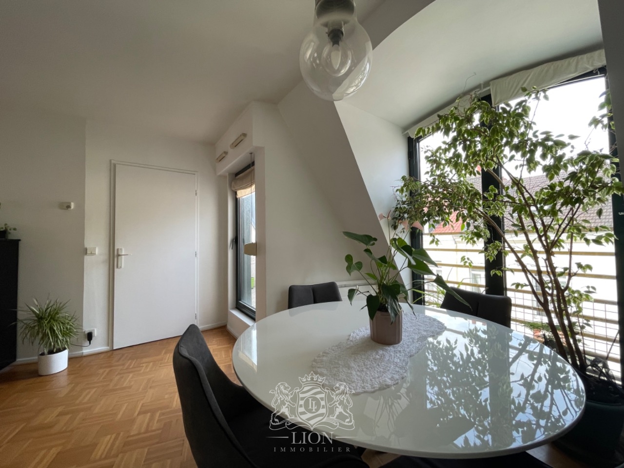 Lille vauban type 5 avec deux balcons et parking Photo 2 - Le Lion Immobilier