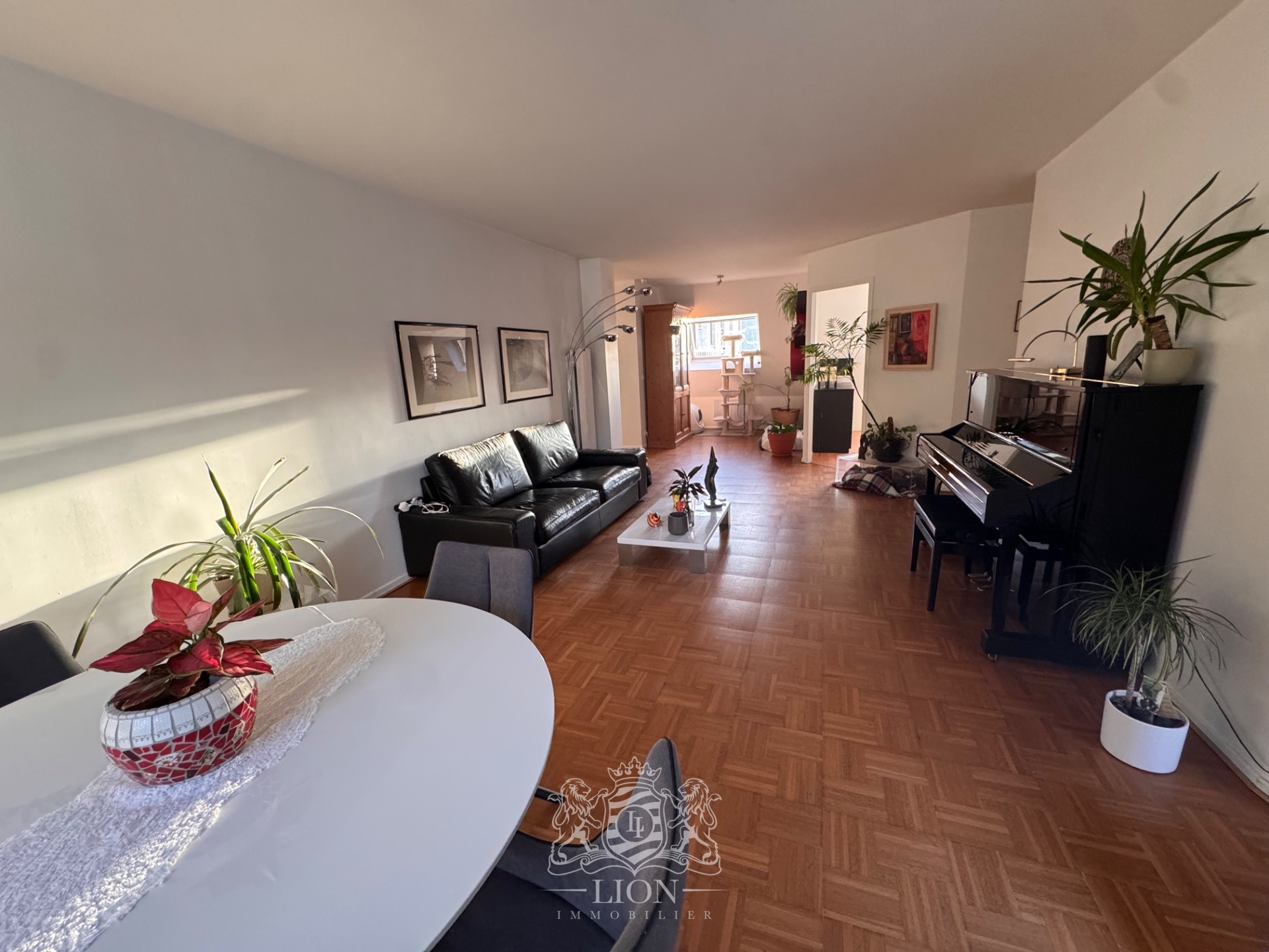 Lille vauban type 5 avec deux balcons et parking Photo 3 - Le Lion Immobilier