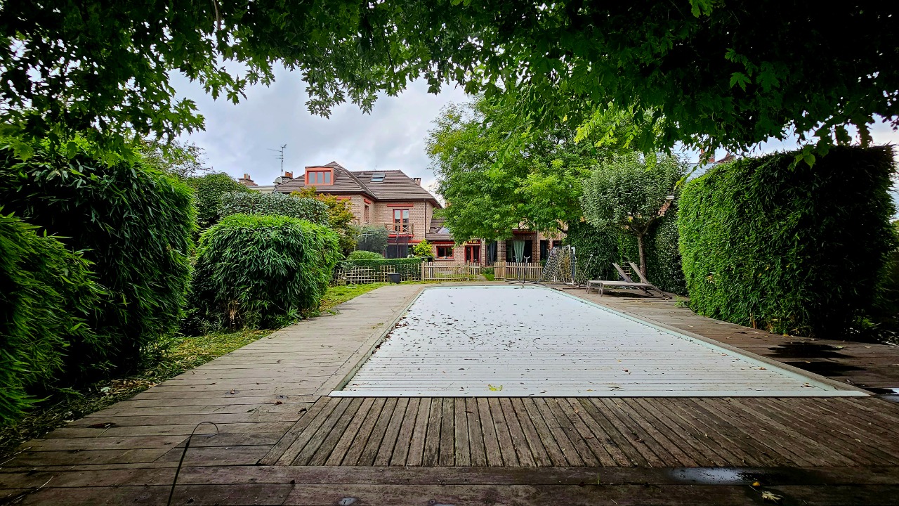 Maison familiale en ville grand jardin et piscine Photo 1 - Le Lion Immobilier