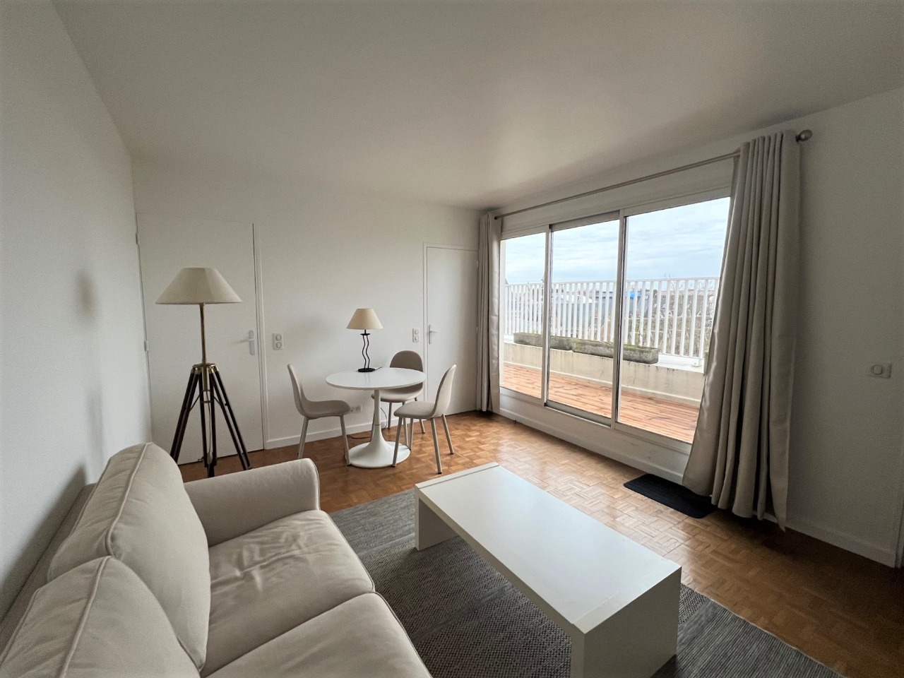 Aiex vauban t2 meuble avec terrasse et parking Photo 1 - Le Lion Immobilier Aiex vauban t2 meuble avec terrasse et parking Photo 1 - Le Lion Immobilier