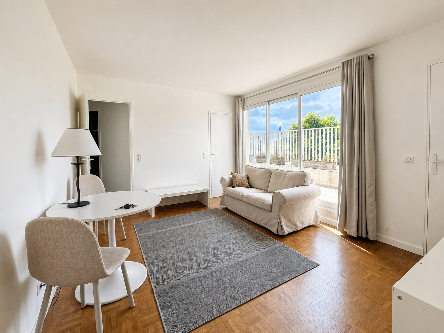 Aiex vauban t2 meuble avec terrasse et parking Photo 2 - Le Lion Immobilier Aiex vauban t2 meuble avec terrasse et parking Photo 2 - Le Lion Immobilier
