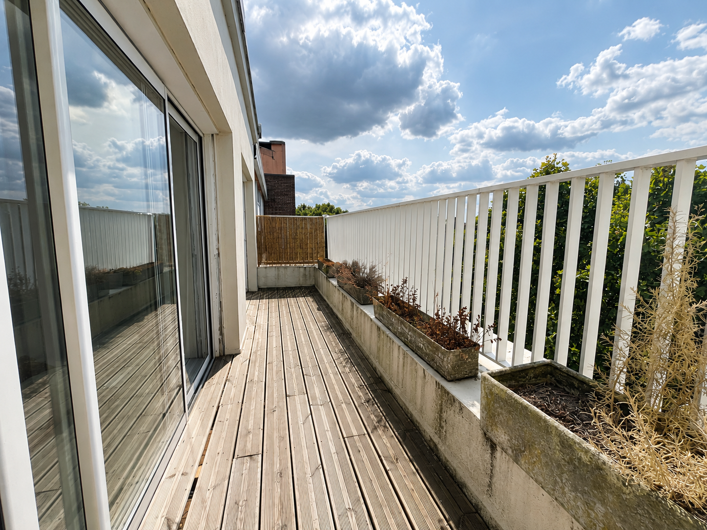 Aiex vauban t2 meuble avec terrasse et parking Photo 3 - Le Lion Immobilier Aiex vauban t2 meuble avec terrasse et parking Photo 3 - Le Lion Immobilier