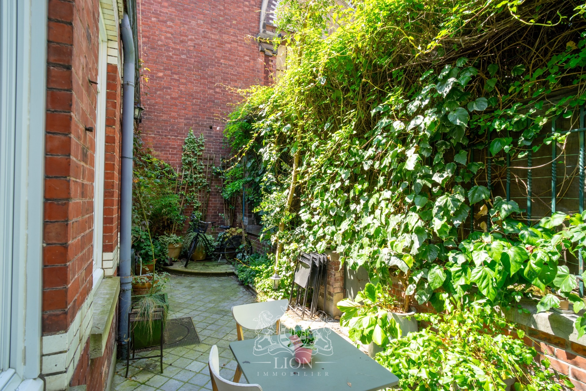 Superbe appartement rez de jardin avec cour Photo 3 - Le Lion Immobilier