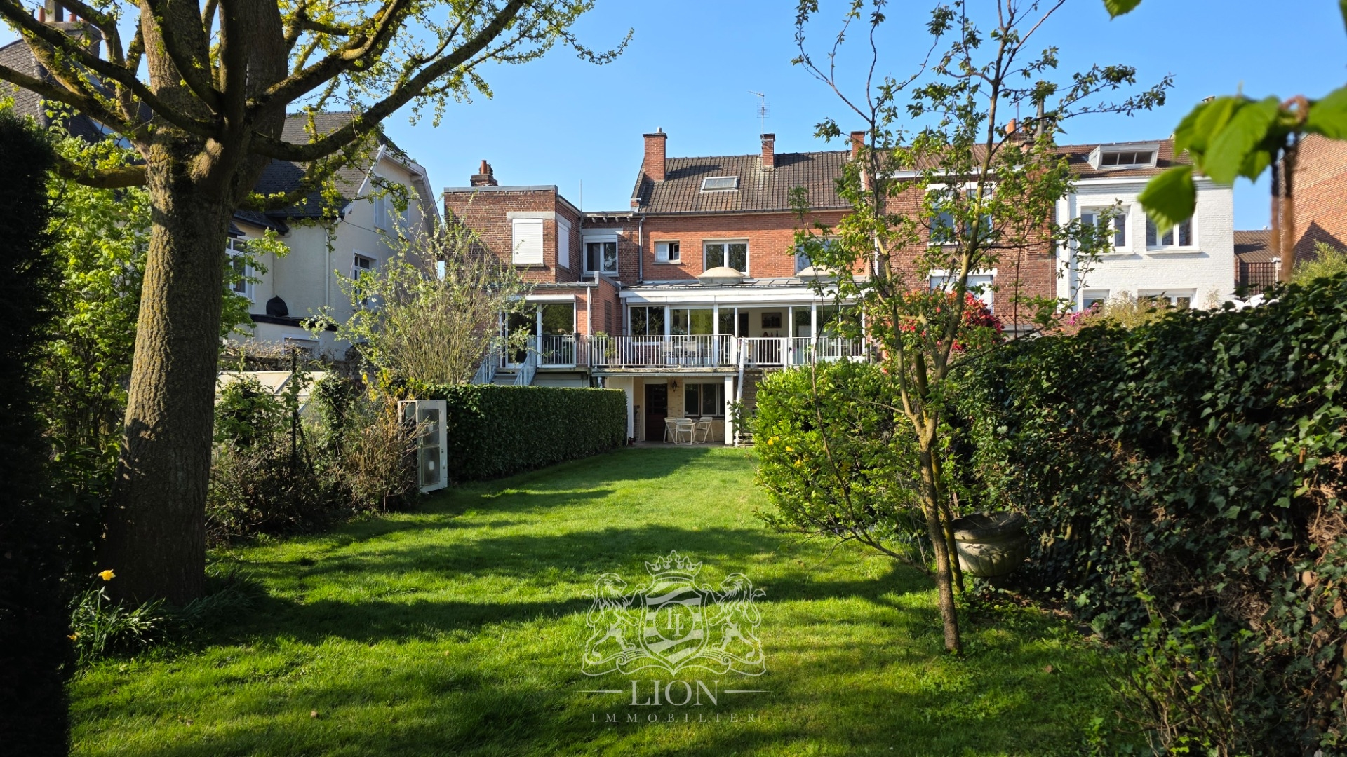 Exclusivite large maison familiale avec grand garage Photo 1 - Le Lion Immobilier