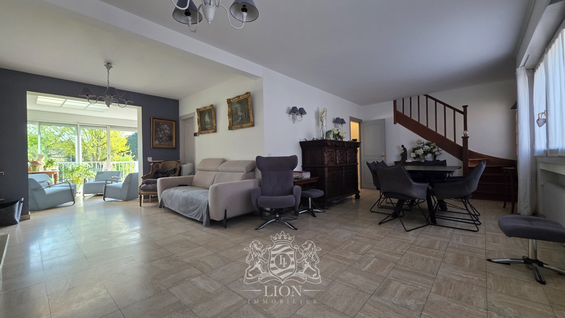 Exclusivite large maison familiale avec grand garage Photo 3 - Le Lion Immobilier