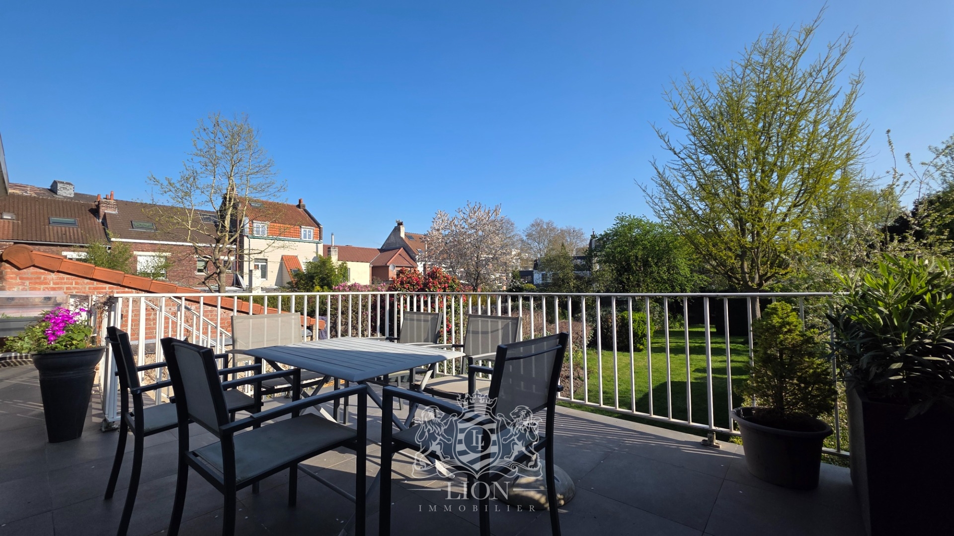 Exclusivite large maison familiale avec grand garage Photo 4 - Le Lion Immobilier