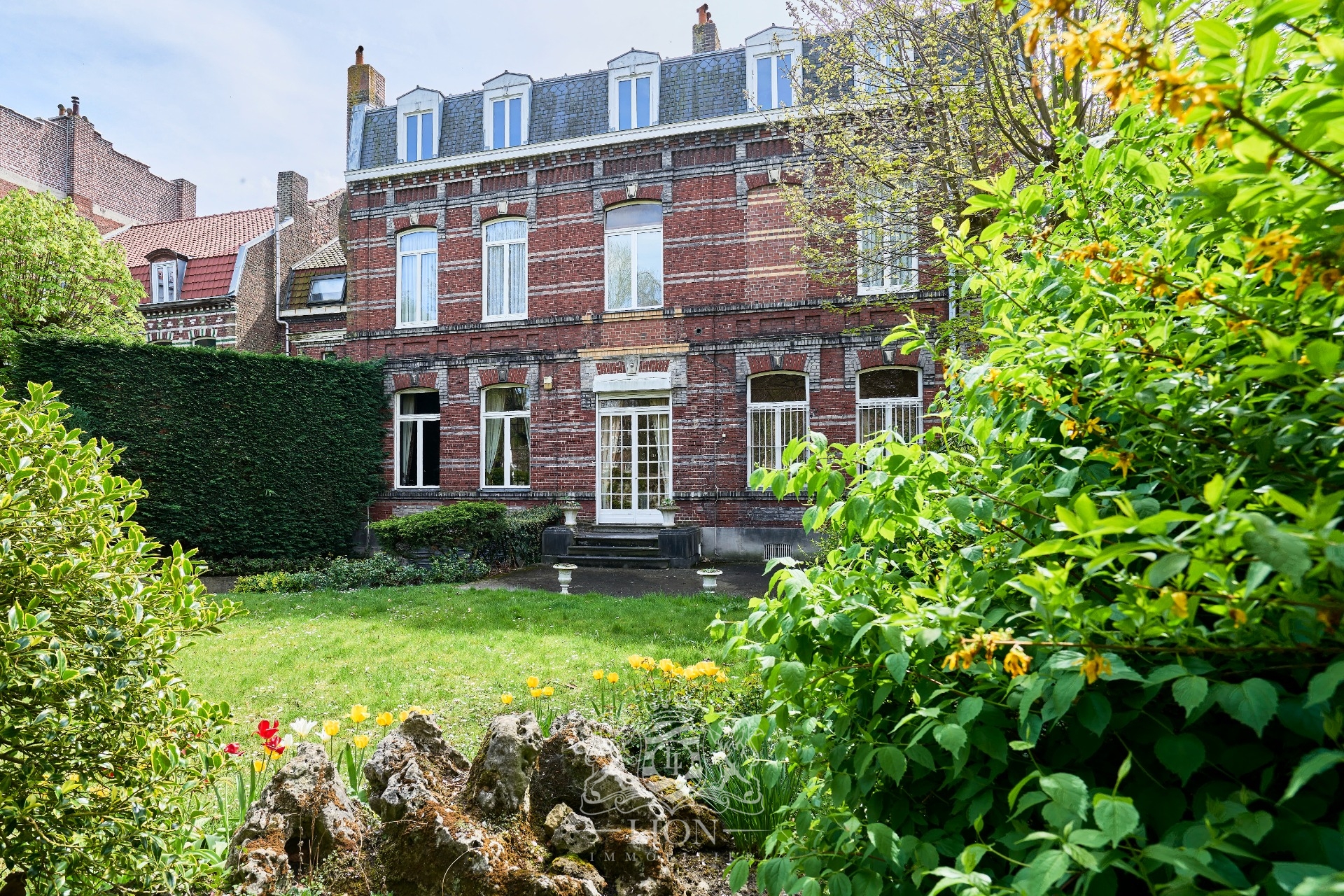 Maison semi individuelle avec jardin et garage - Le Lion Immobilier