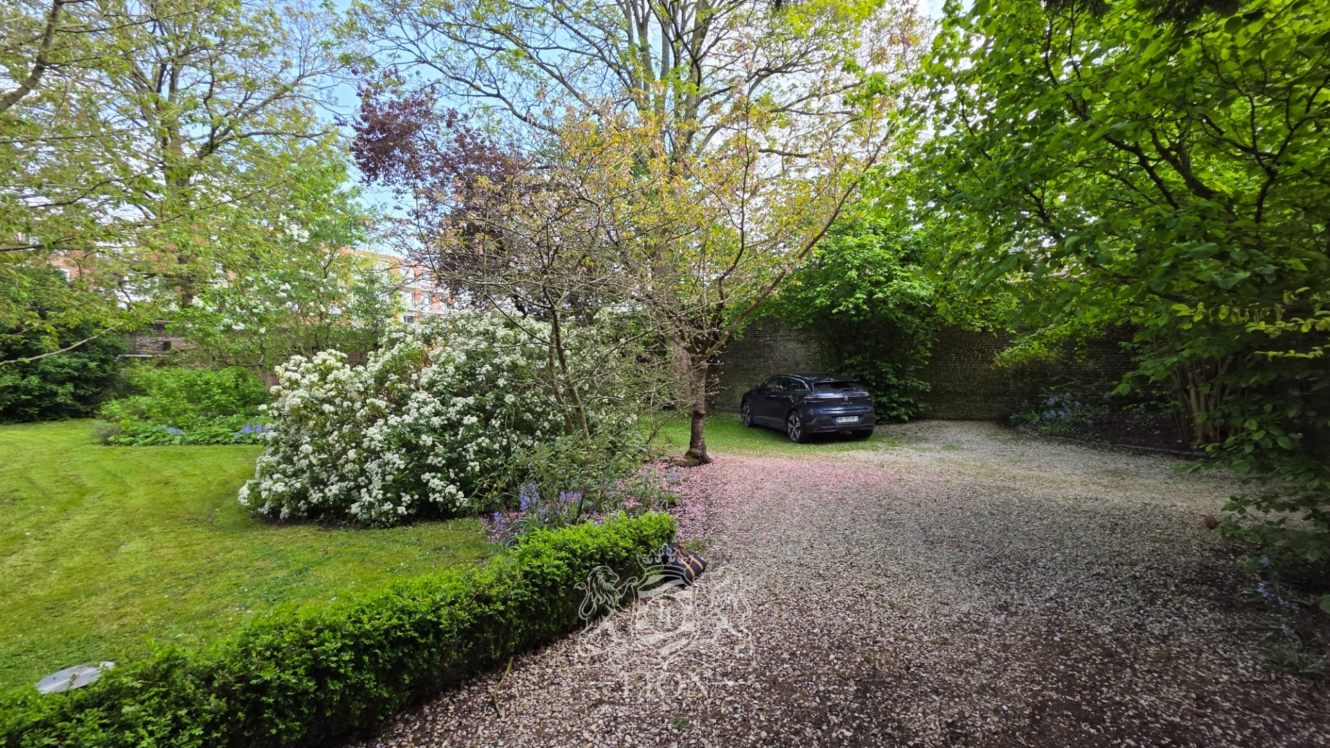 Unique  longere de ville sur 1600m de terrain Photo 2 - Le Lion Immobilier
