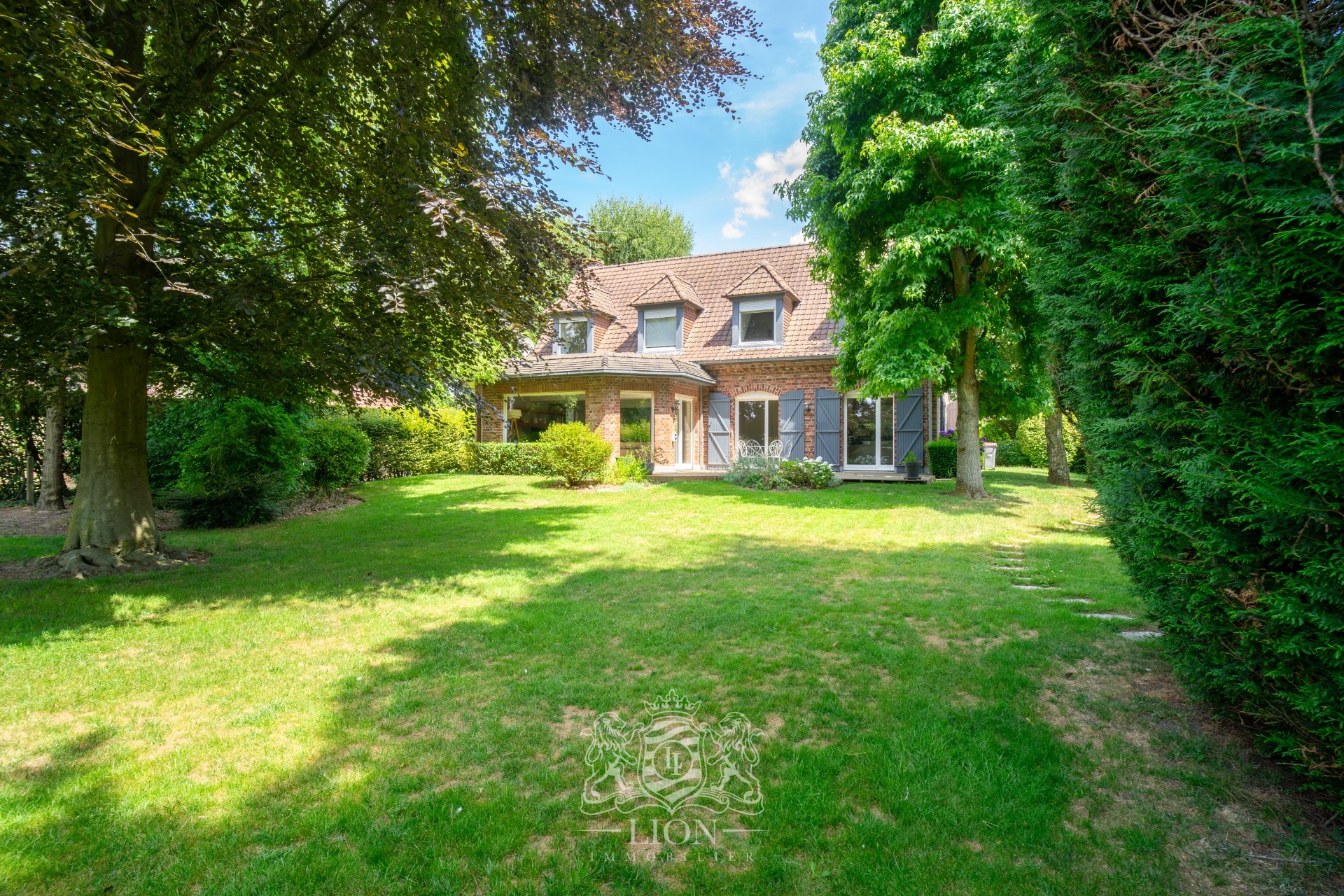 Belle maison individuelle avec grand jardin verdoyant Photo 1 - Le Lion Immobilier