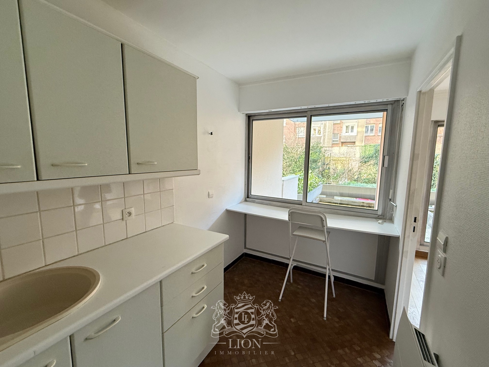 Apjy lille centre t2 non meuble avec terrasse et parking Photo 3 - Le Lion Immobilier