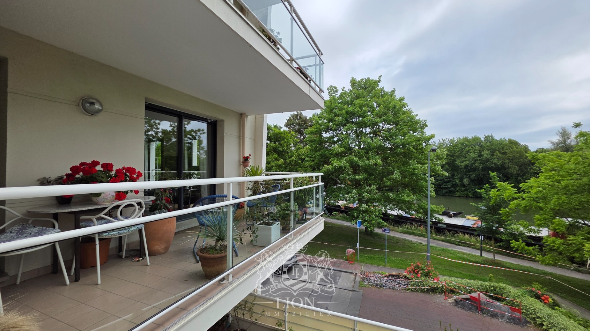 Grand t4 en bord de deule avec terrasse et garage Photo 3 - Le Lion Immobilier