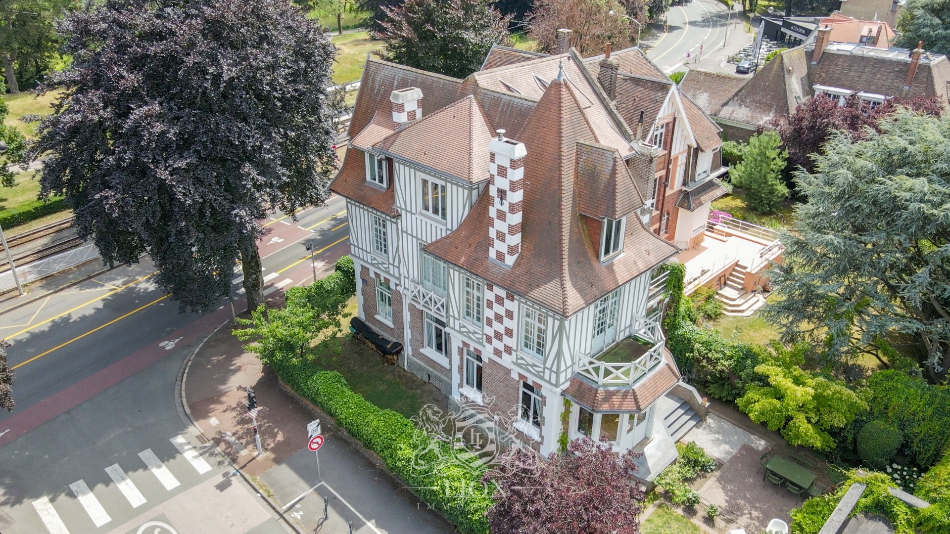 Demeure de famille anglo normande avec cachet preserve Photo 2 - Le Lion Immobilier Demeure de famille anglo normande avec cachet preserve Photo 2 - Le Lion Immobilier