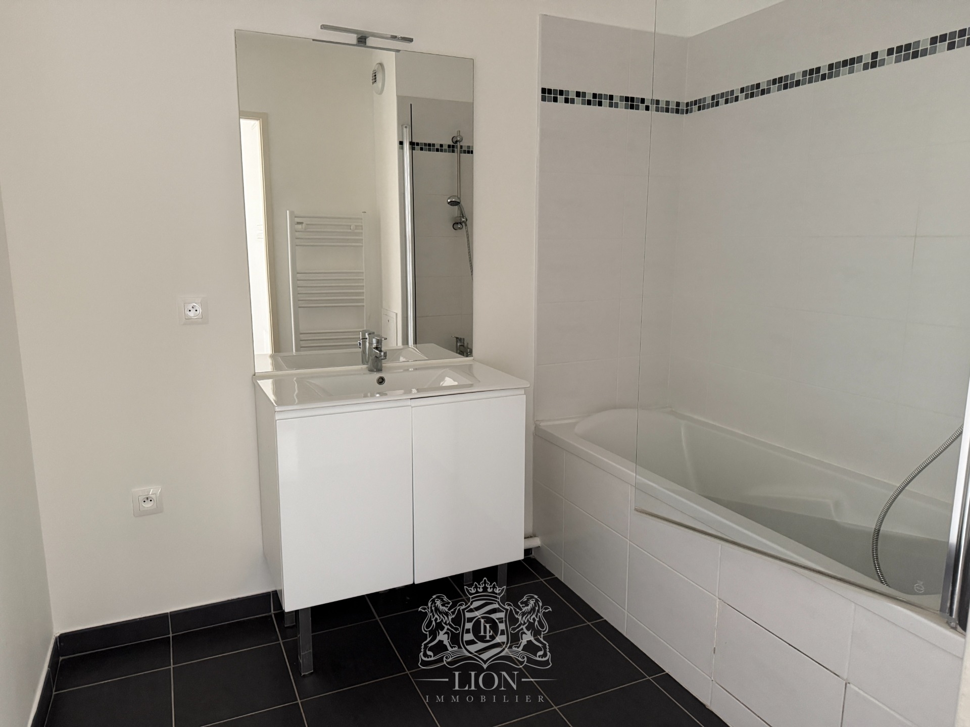 Appartement de type 4 pmr aux pieds du metro st philibert Photo 3 - Le Lion Immobilier
