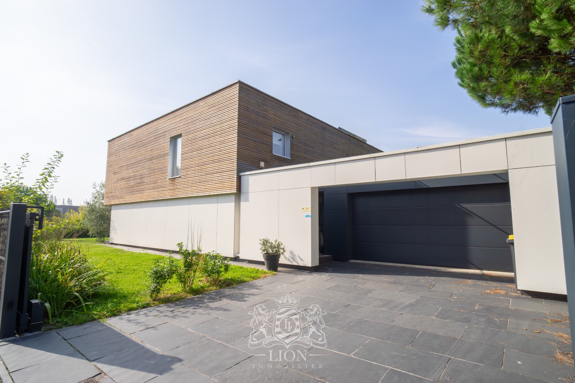 Arcv merignies maison d architecte avec piscine Photo 1 - Le Lion Immobilier