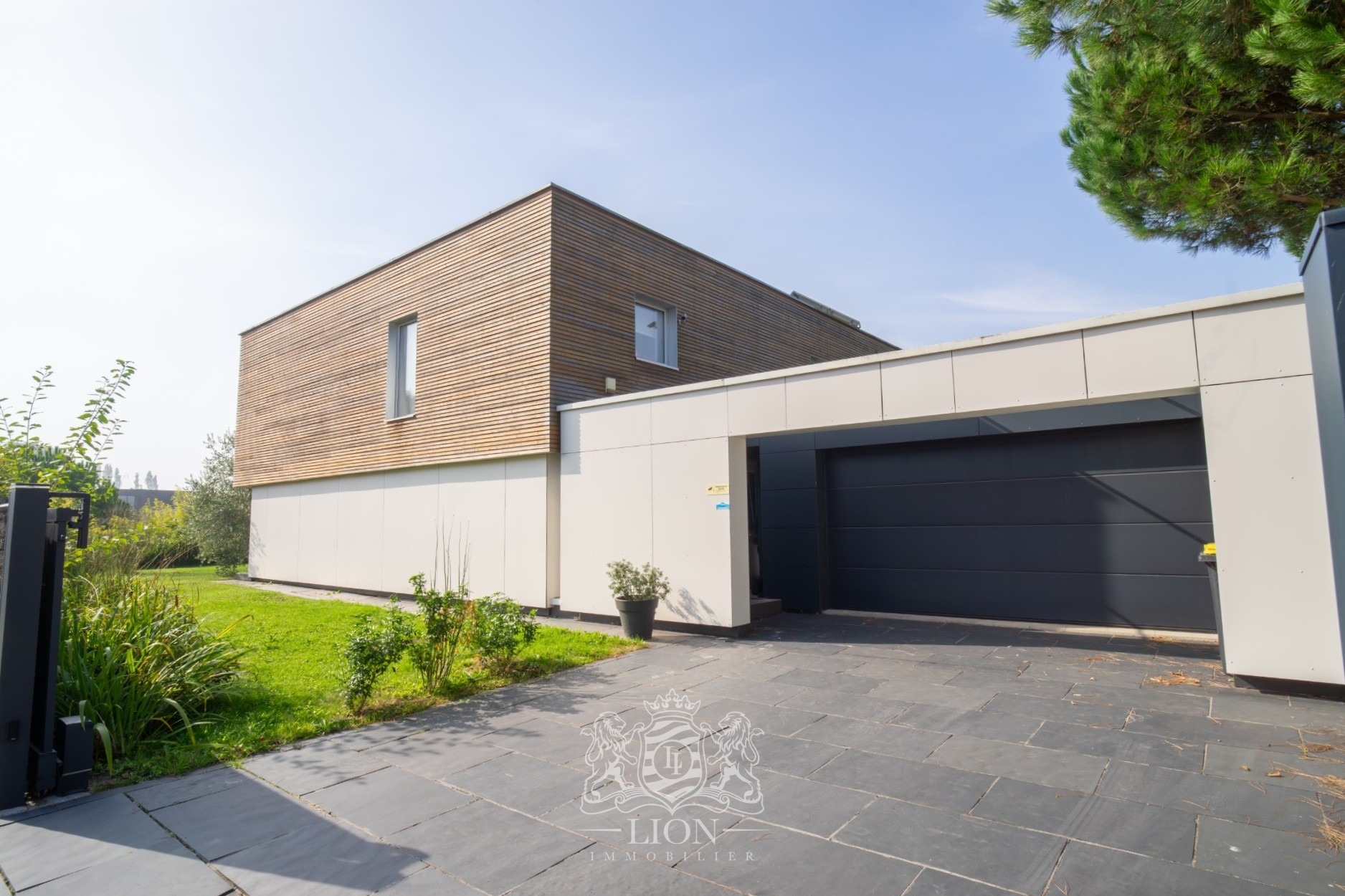 Arcv merignies maison d architecte avec piscine Photo 1 - Le Lion Immobilier