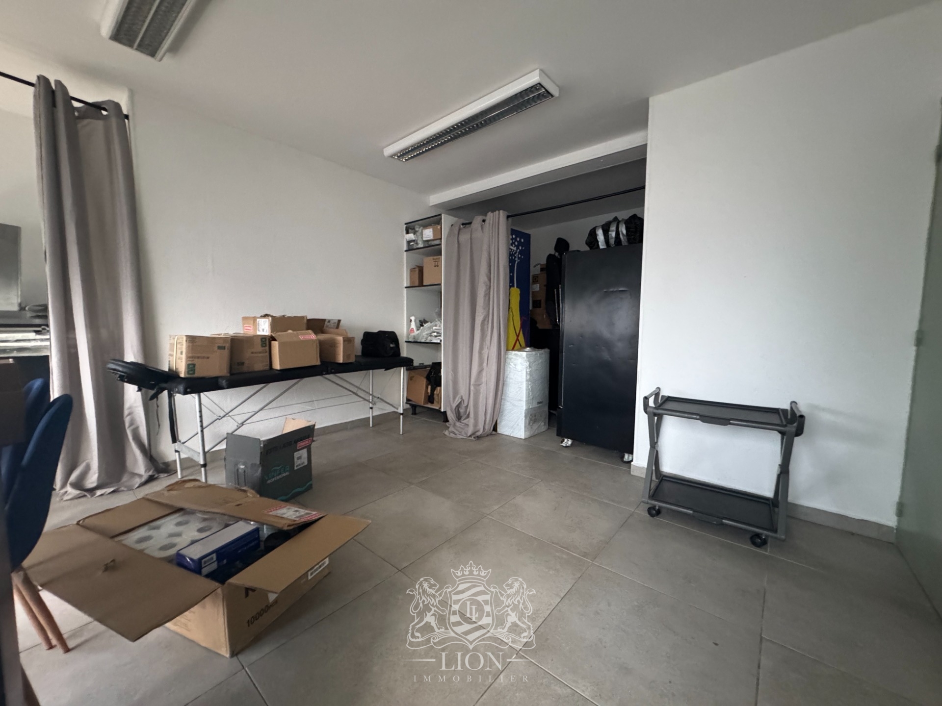 Immeuble de rapport avec commerces appartement 25 garages Photo 2 - Le Lion Immobilier