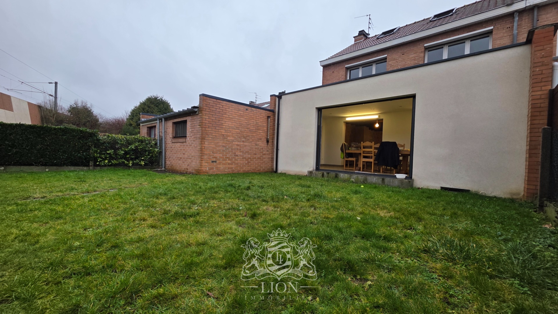 Exclusivite bourg maison familiale avec garage et parking Photo 1 - Le Lion Immobilier