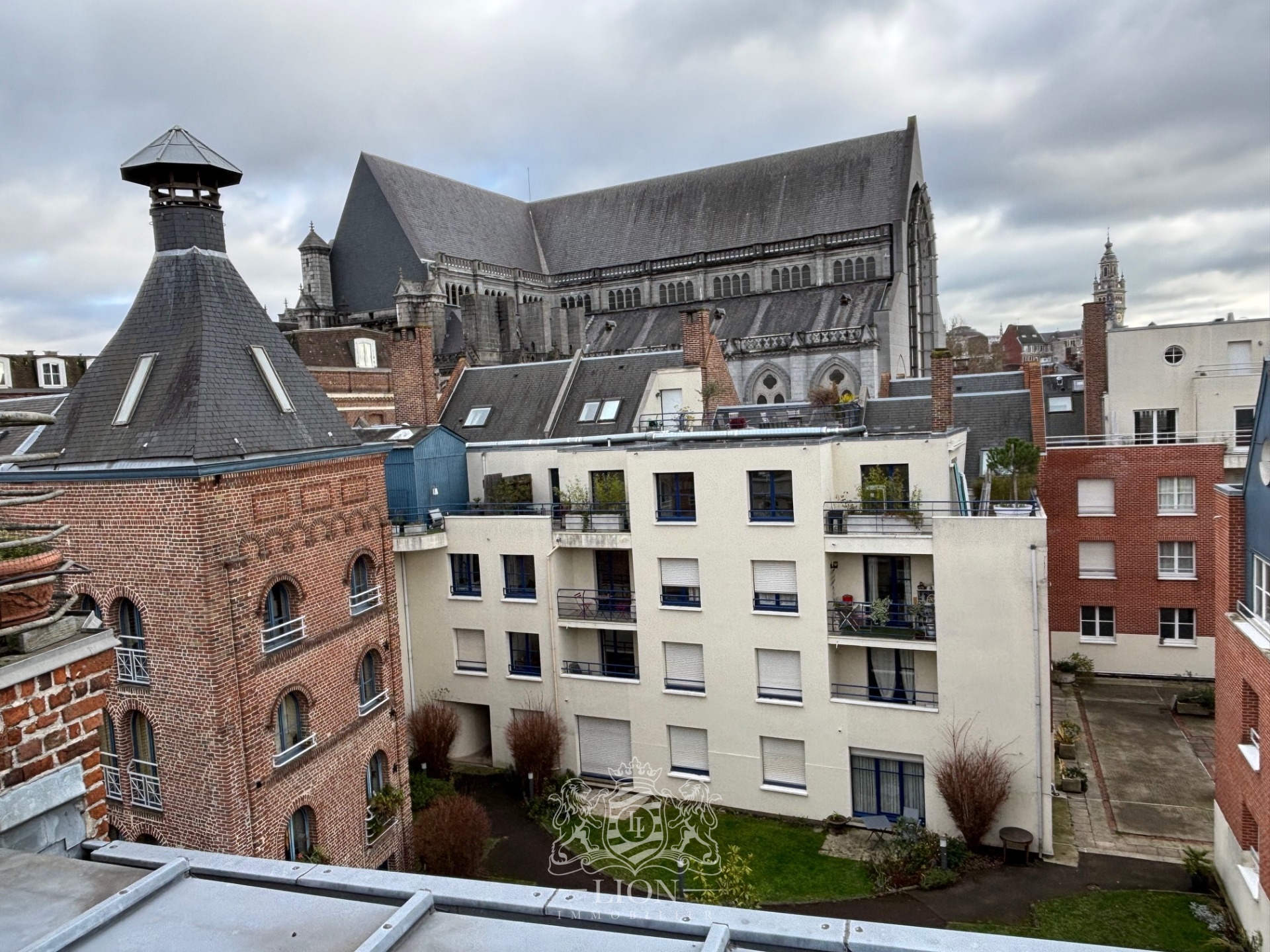 Vieux lille studio mezzanine vue treille Photo 1 - Le Lion Immobilier Vieux lille studio mezzanine vue treille Photo 1 - Le Lion Immobilier