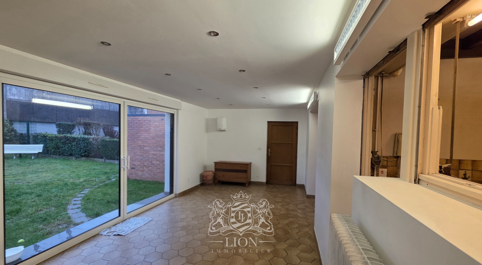 Bourg maison familiale avec garage et parking Photo 8 - Le Lion Immobilier