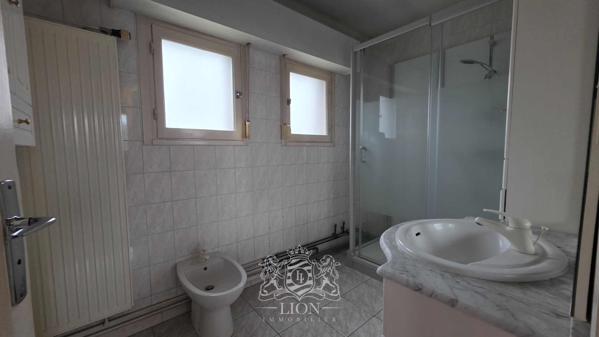 Bourg maison familiale avec garage et parking Photo 13 - Le Lion Immobilier