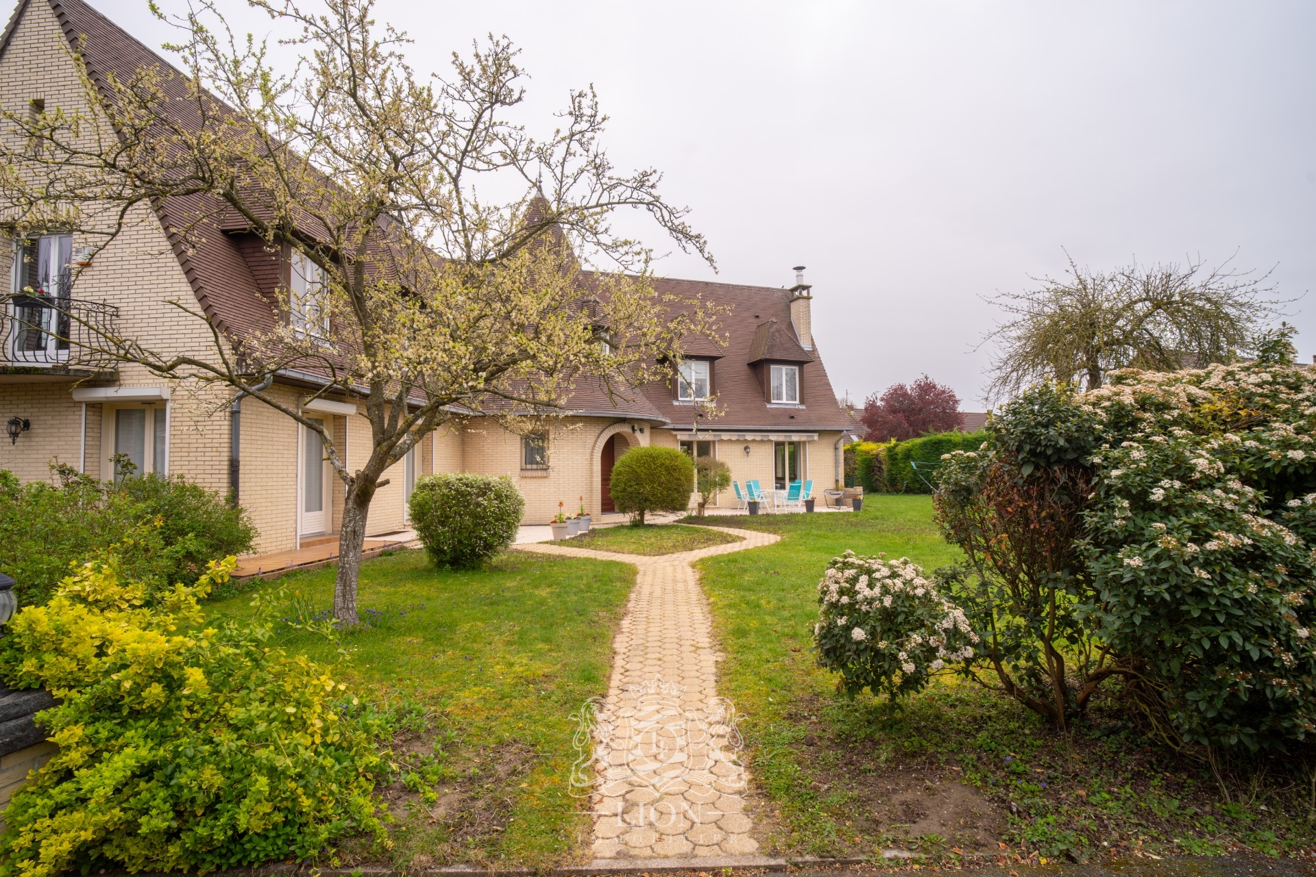 Volumes exceptionnels pour cette maison d architecte Photo 1 - Le Lion Immobilier