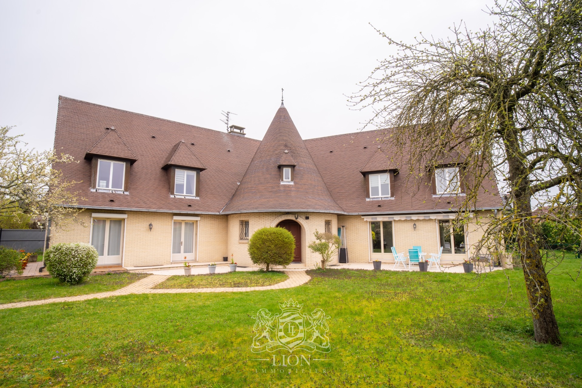 Volumes exceptionnels pour cette maison d architecte Photo 2 - Le Lion Immobilier