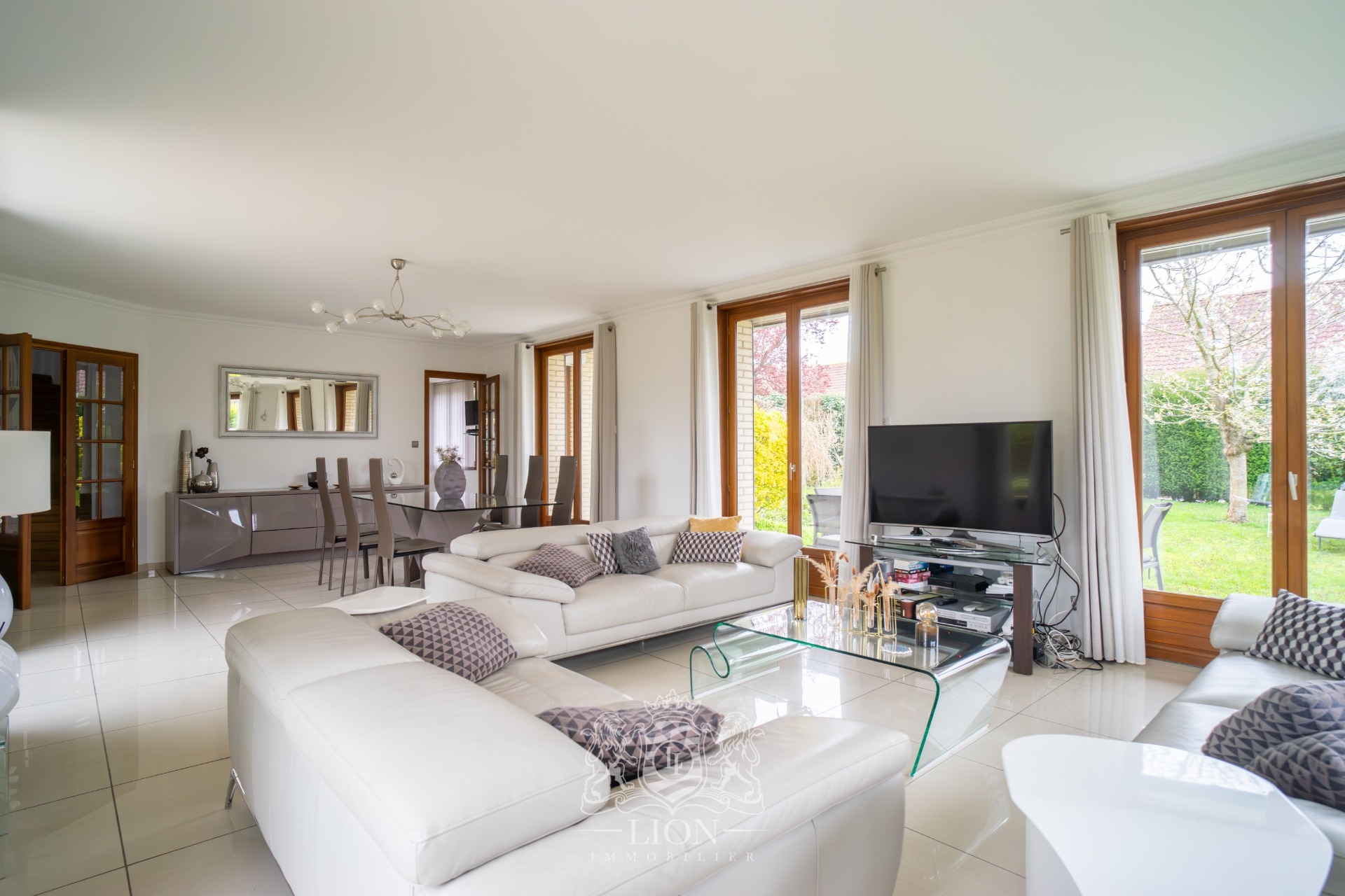 Volumes exceptionnels pour cette maison d architecte Photo 3 - Le Lion Immobilier