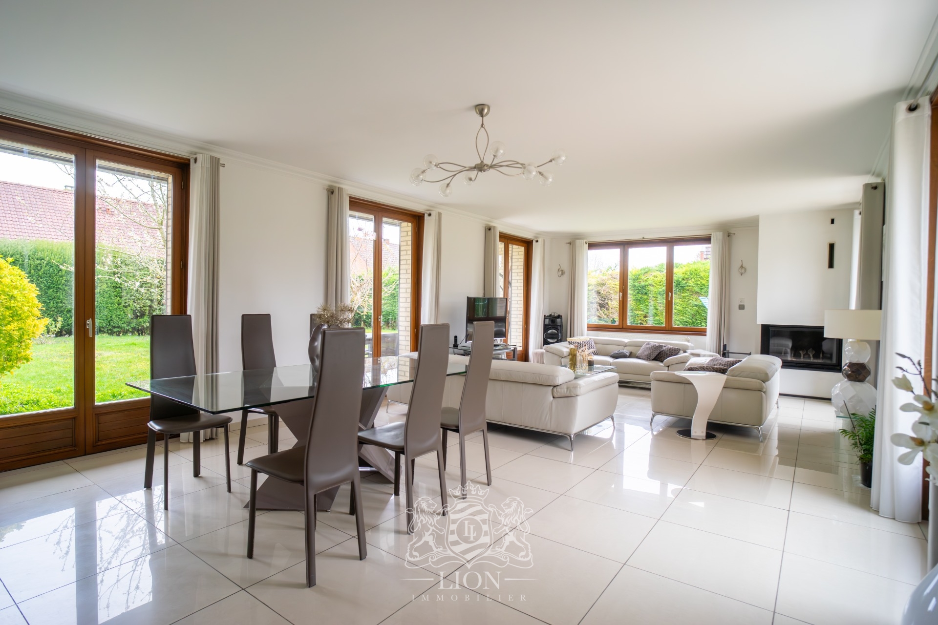 Volumes exceptionnels pour cette maison d architecte Photo 4 - Le Lion Immobilier