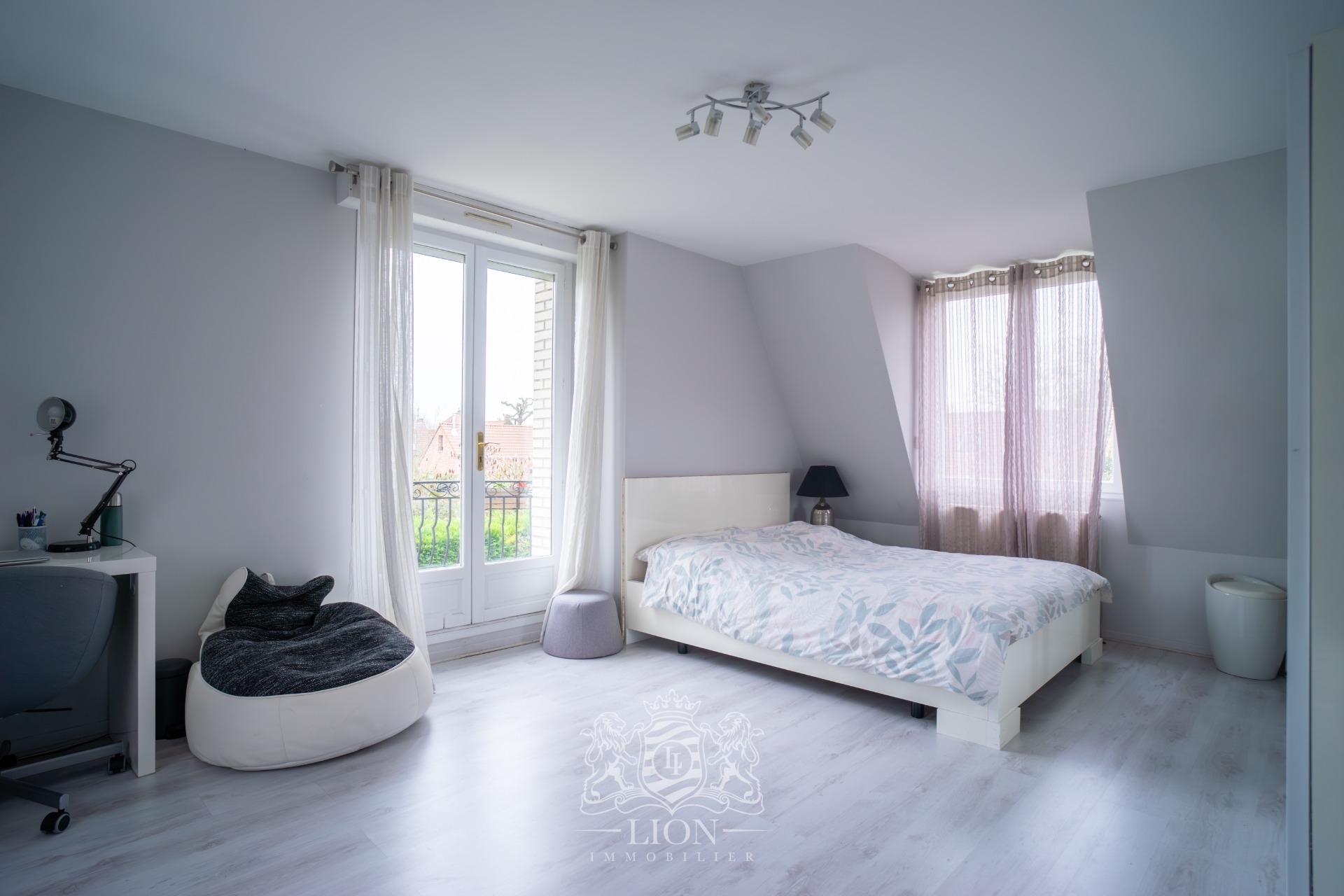 Volumes exceptionnels pour cette maison d architecte Photo 8 - Le Lion Immobilier Volumes exceptionnels pour cette maison d architecte Photo 8 - Le Lion Immobilier