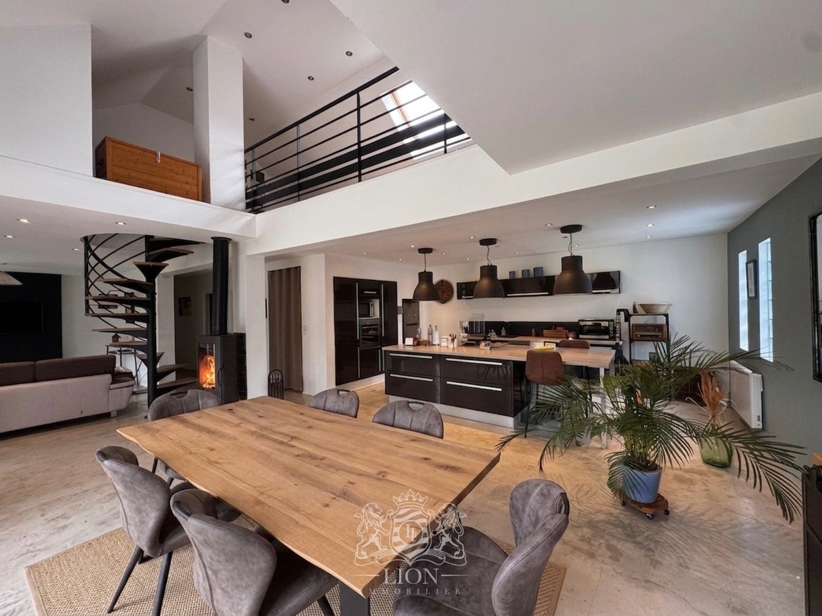 Maison loft contemporaine de 208 m Photo 1 - Le Lion Immobilier Maison loft contemporaine de 208 m Photo 1 - Le Lion Immobilier