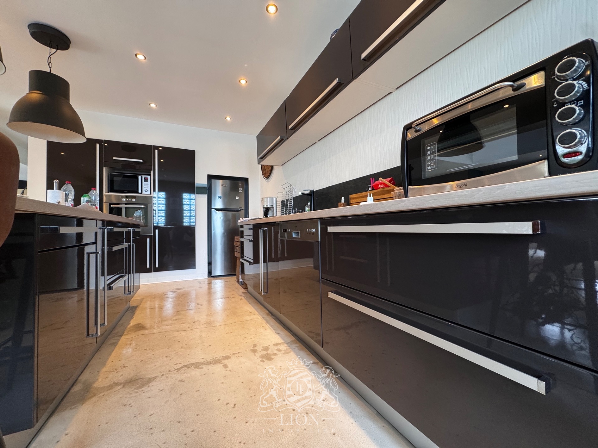 Maison loft contemporaine de 208 m Photo 3 - Le Lion Immobilier Maison loft contemporaine de 208 m Photo 3 - Le Lion Immobilier