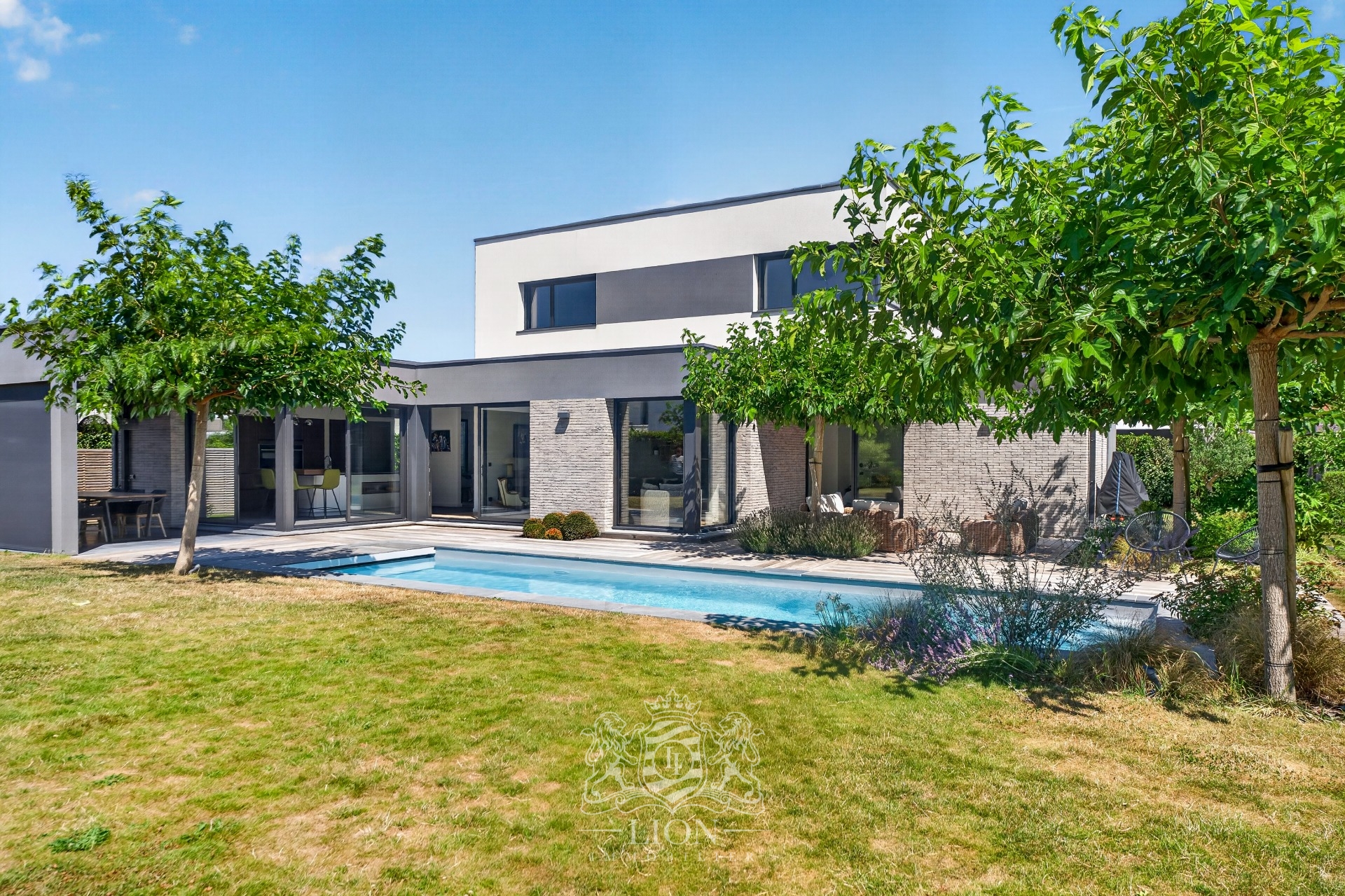 Cubique avec piscine dans un clos prive Photo 1 - Le Lion Immobilier Cubique avec piscine dans un clos prive Photo 1 - Le Lion Immobilier